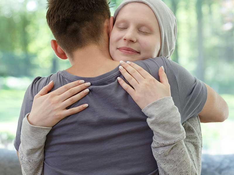 Zwei Menschen halten sich in einer innigen Umarmung